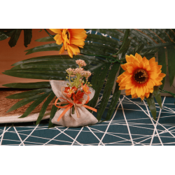 Bouquet fleur orange sur pochon taupe