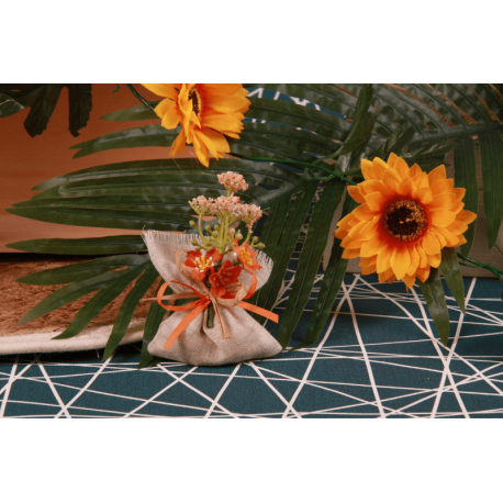 Bouquet fleur orange sur pochon taupe