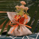 Bouquet fleur orange sur pochon taupe