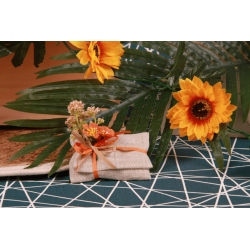 Bouquet fleur orange sur pochette taupe