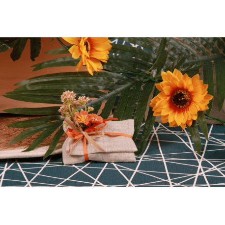 Bouquet fleur orange sur pochette taupe