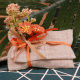 Bouquet fleur orange sur pochette taupe