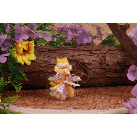 Chouette jaune sur boite carrée