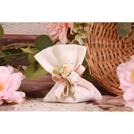 Double fleur sur pochon dentelle écru