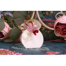 Papillon rose sur Louna blanche