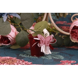 Papillon rose sur seau bordeaux