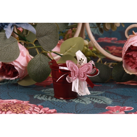 Papillon rose sur seau bordeaux