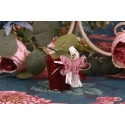 Papillon rose sur seau bordeaux