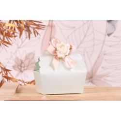 Fleur sur boite dentelle bleue
