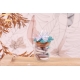 Fleur en bois bleue sur pot en verre
