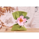 Fleur cosmos sur pochon vert