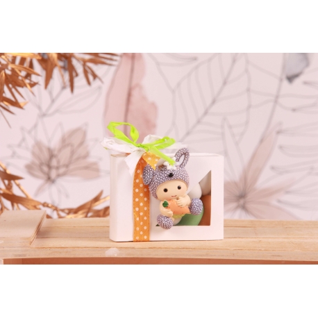 Bébé lapin sur léa blanche