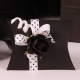 Fleur noire sur mini Sonia à pois - Boîtes à dragées - Dragées Braquier