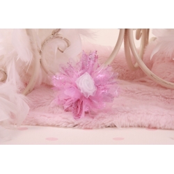 Fleur blanche sur tulle lilas
