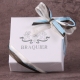 Caritas blanc, rubans chocolat et bleu ciel - Boîtes à dragées - Dragées Braquier