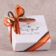 Caritas blanche, ruban orange et chocolat - Boîtes à dragées - Dragées Braquier