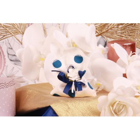 Fleur blanche sur pochon à pois bleu