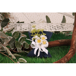 Bouquet fleur blanche sur pochon bleu