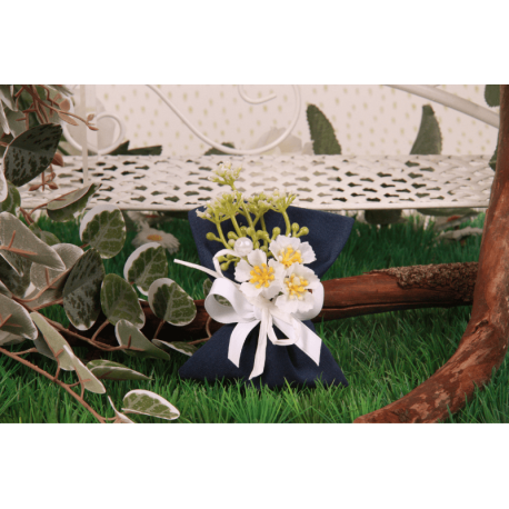 Bouquet fleur blanche sur pochon bleu