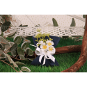 Bouquet fleur blanche sur pochon bleu