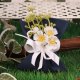 Bouquet fleur blanche sur pochon bleu